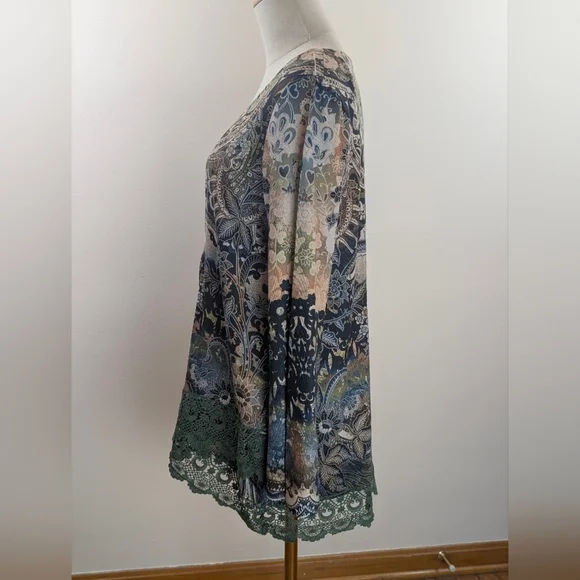 ONE WORLD Women's Size Medium Multicolor Patterned Tunic with Green Lace Hem - Picture 8 of 12